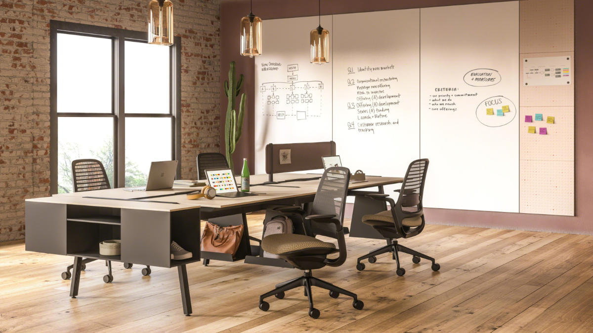 Optimierung der Arbeitsprozesse in Büro und Verwaltung, Büro mit Holzboden und Whiteboard