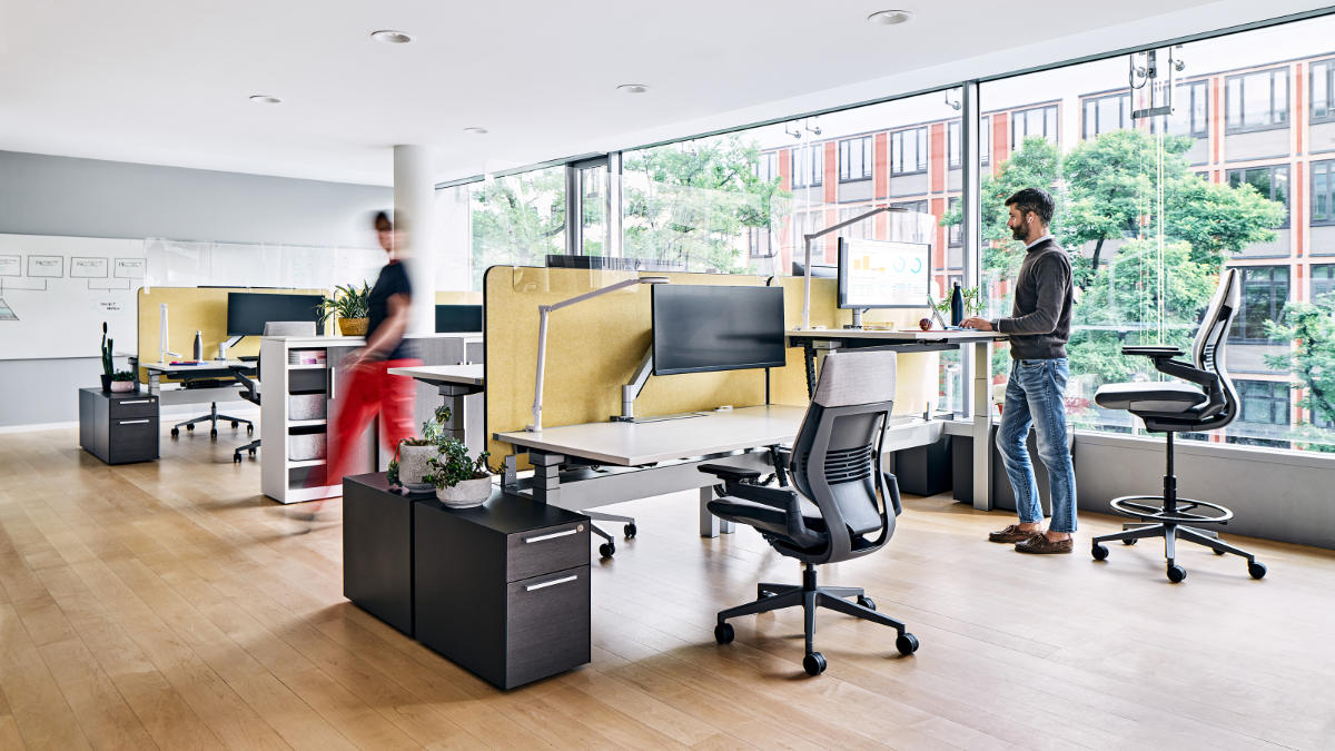 Optimierung der Arbeitsprozesse in Büro und Verwaltung, Büro mit White Board und Monitoren