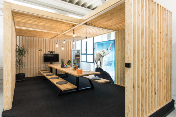 Raum in Raum Lösung, Design Holz Konferenzraum