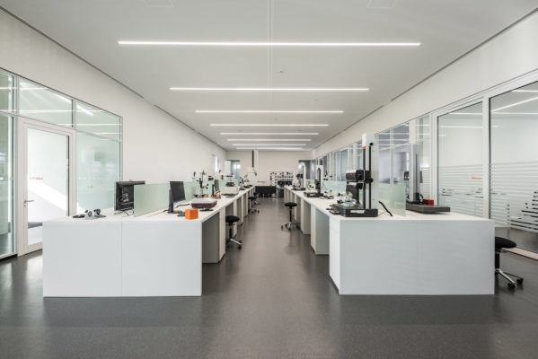 Neubau eines Bürogebäudes modernes Großraumbüro