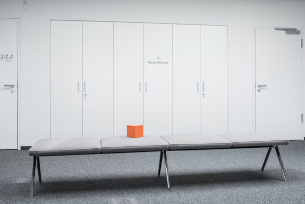 Neubau eines Bürogebäudes weißer Garderobenraum mit Bank