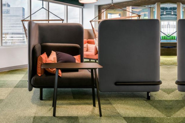 Büro Raumakustik verbessern, schalldämmende Sitzmöbel