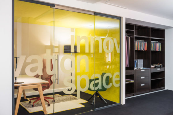 Gute Raumakustik Büro mit Glasfront