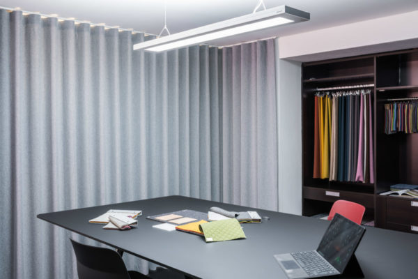 Gute Raumakustik, Büro mit Vorhang