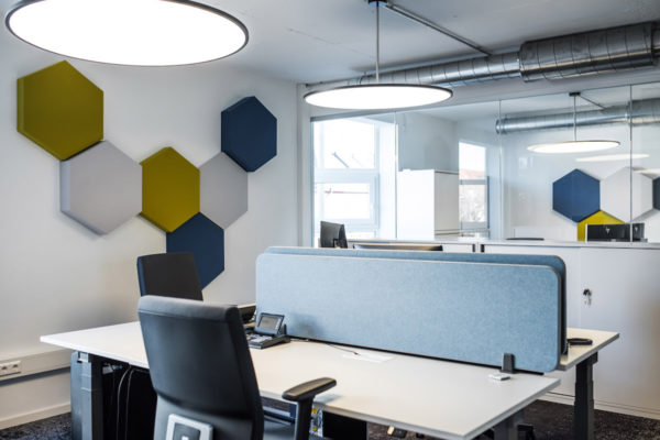 Ergonomischer Arbeitsplatz bei einem Hersteller für Glastrennwandsysteme