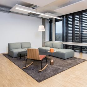 Hybride neue Arbeitswelt Sitzgruppe mit Sofas