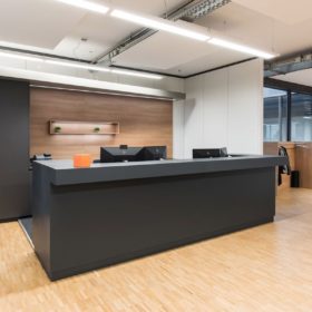 Hybride neue Arbeitswelt Großraum Büro