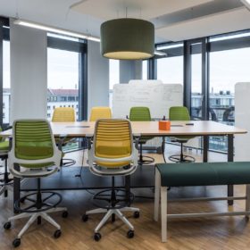 Hybride neue Arbeitswelt Konferenzraum mit Bank und Stühlen