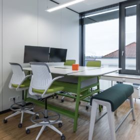 Hybride neue Arbeitswelt Konferenzraum mit grünen Elementen