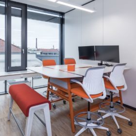 Hybride neue Arbeitswelt Konferenzraum mit Sitzbank