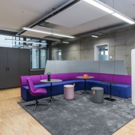 Hybride neue Arbeitswelt Sitzgruppe mit farbigem Sofa