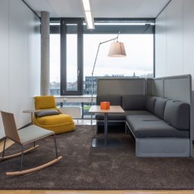 Hybride neue Arbeitswelt Sitzgruppe mit Design Stuhl und Sofa