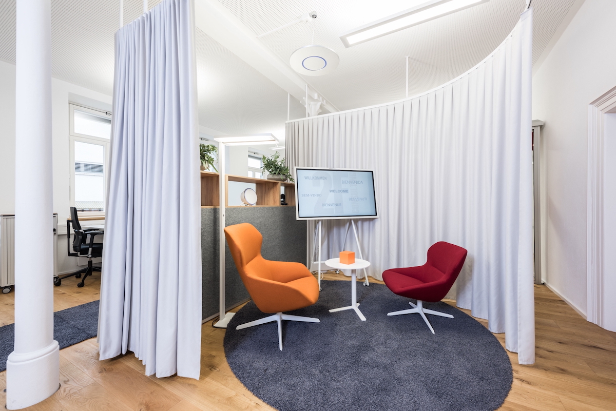 Vorhang für gute Raumakustik im Büro