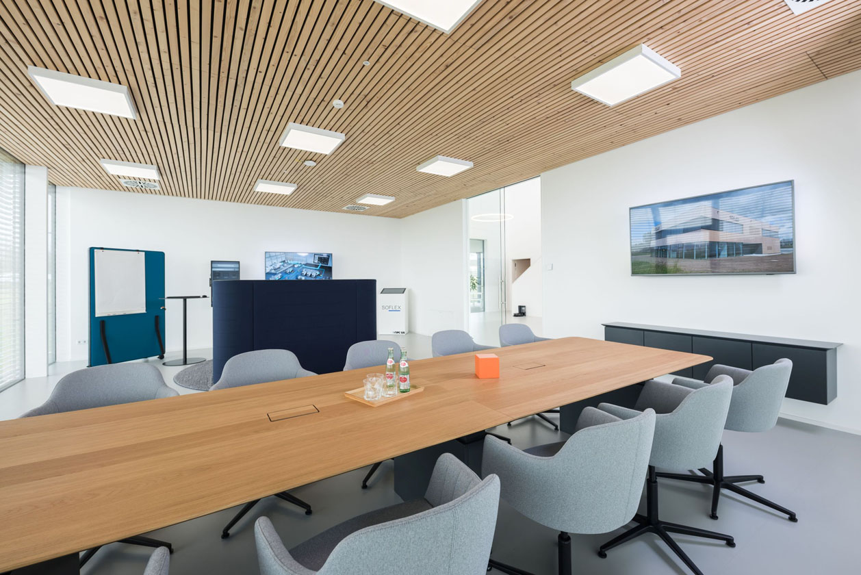 Neubau Firmengebäude Konferenzraum mit Akustikpaneele an Decke
