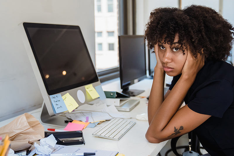Frau am Arbeitsplatz gestresst Pexels.com