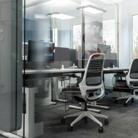 Büroraumkonzept Büroplätze mit Glastrennwand