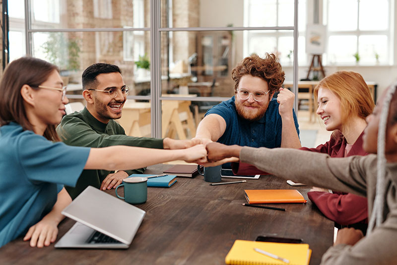 Grünbuch Arbeiten 4.0, motivierte Gruppe am Tisch Grünbuch Arbeiten 4.0, motivierte Gruppe am Tisch
